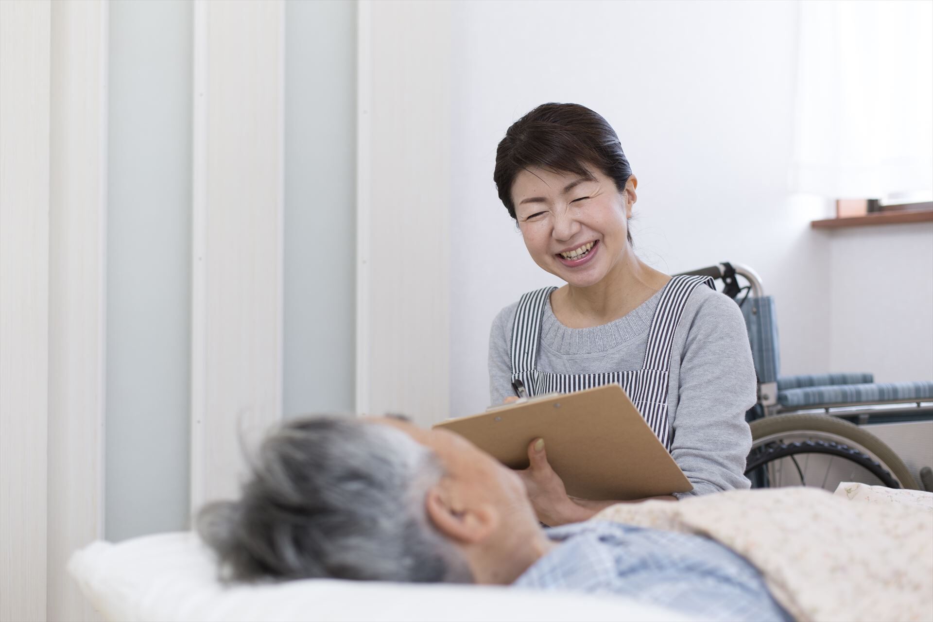 話を聞く女性スタッフ