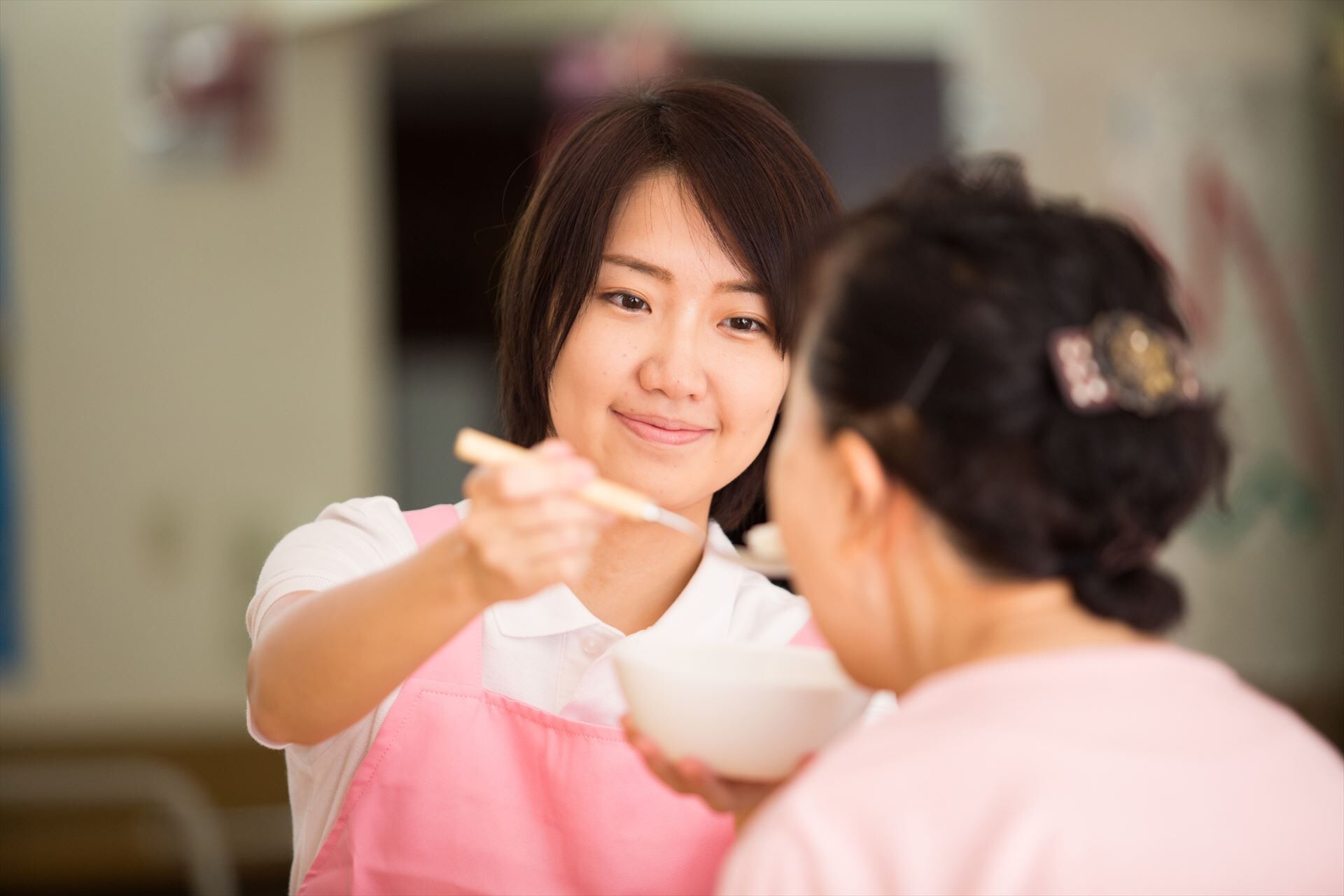 食事の介助をする女性スタッフ
