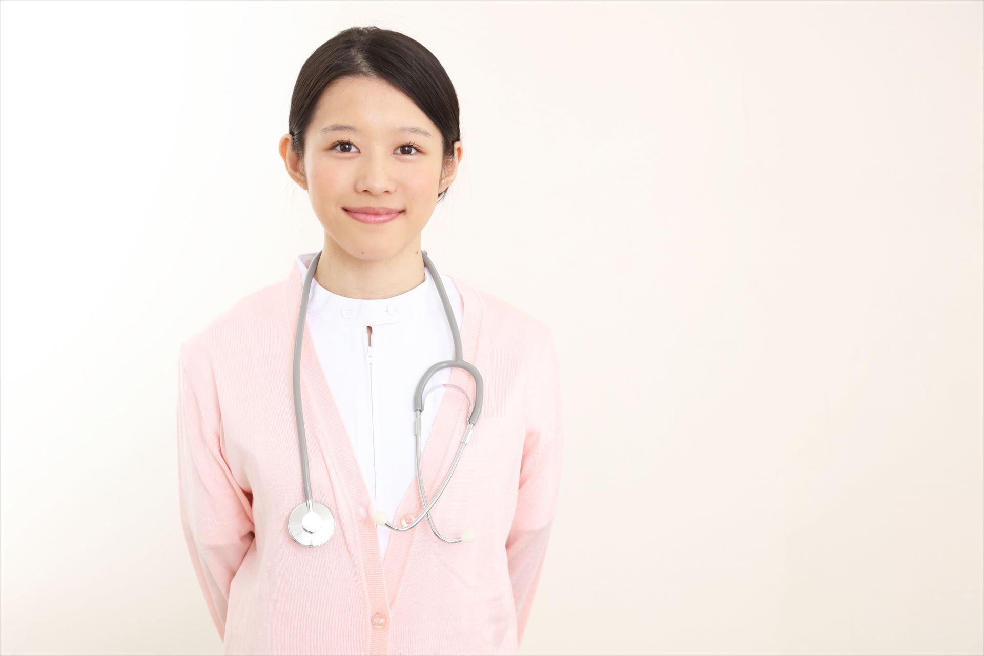 聴診器を首にかけるスタッフ